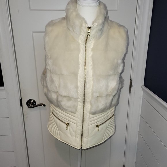 GUESS Women's Short Sleeve -Sleeveless Faux Fur Vest-Size L - Picture 1 of 9